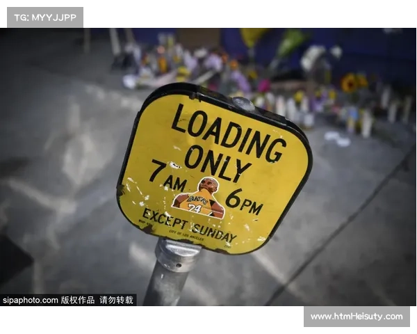 斯台普斯中心外球迷自发悼念科比，鲜花球衣堆积如山